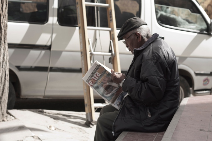 Zona sur, dude reading newspaper. 